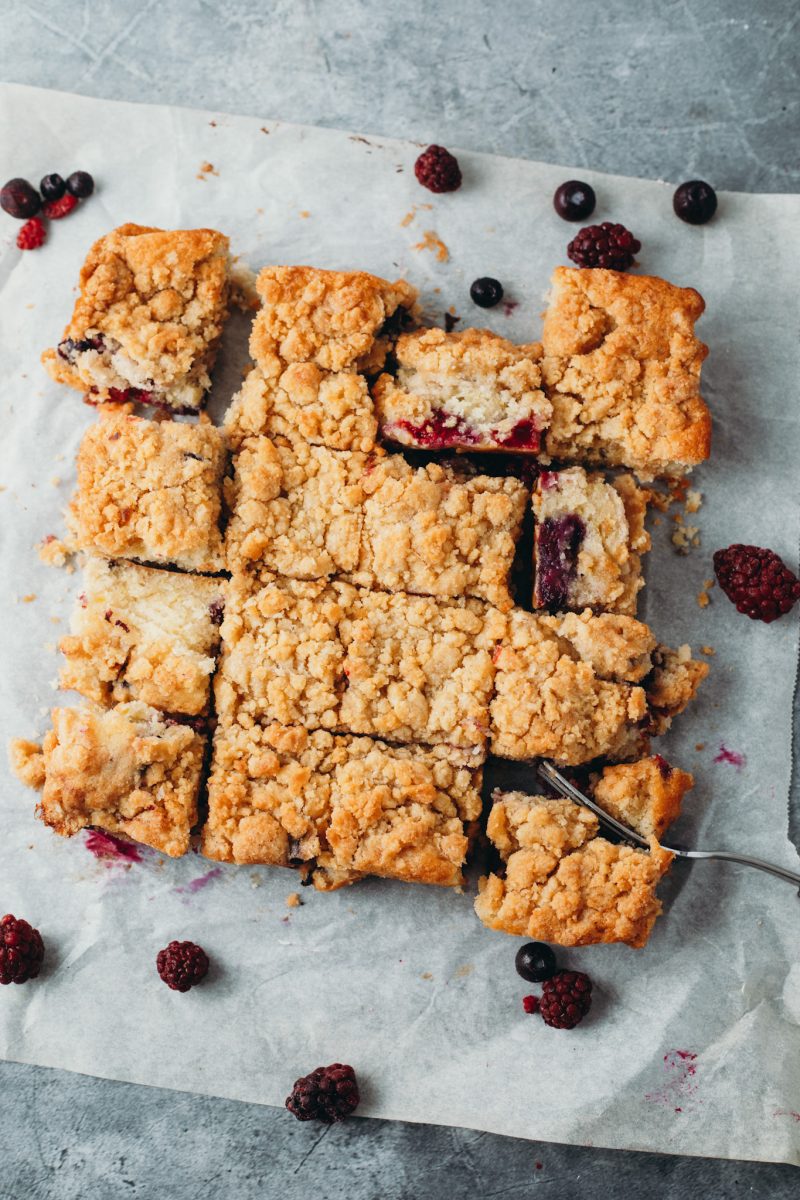 berry crumble cake